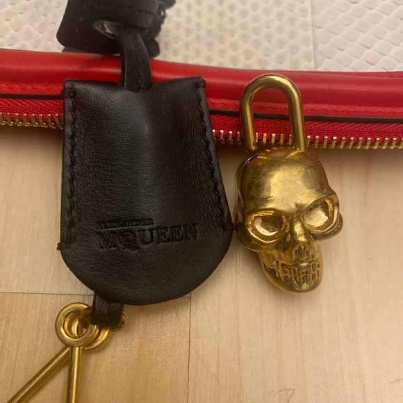 Alexander McQueen clutch - Picture 6 of 17